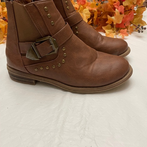 Size 7 short medium brown coloured unlined boots by ameta. - Picture 3 of 8